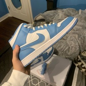 Air Jordan 1 Mid University Blue-White